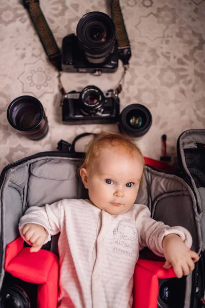 Lindo bebé recién nacido en bolsa de fotos. Niña acostada dentro de fotógrafos caso —  Fotos de Stock