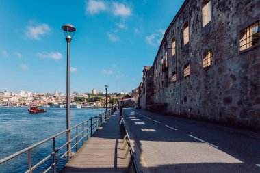 Portekiz 'in Porto ve Vila Nove de Gaia kentlerinde nehir boyunca yürüyorum.