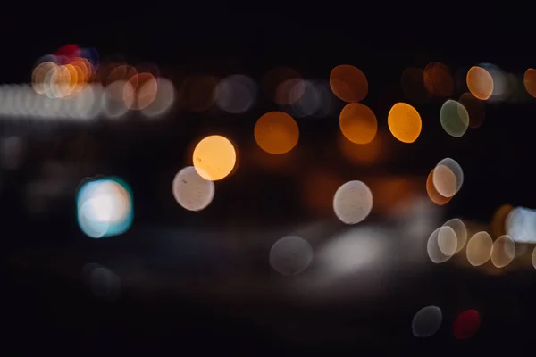 Şehir ışıkları siyah arka planda soyut dairesel limon bokeh. Odaklanmamış takumar mercek fişekleri