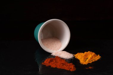 Siyah arkaplanda sıcak baharatlar