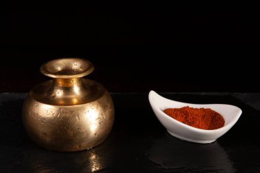 Asya aromalı baharatlar kapanıyor.