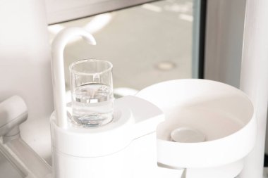 Su dağıtıcısı klinik dişçiliği beyaz