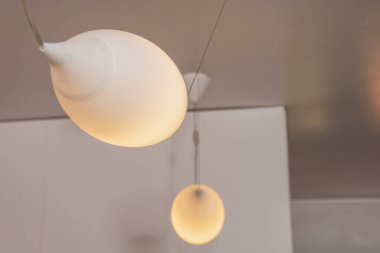 beyaz arkaplanda modern fütürist lamba