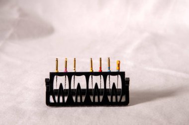 Kök kanal araçları dişçiliği