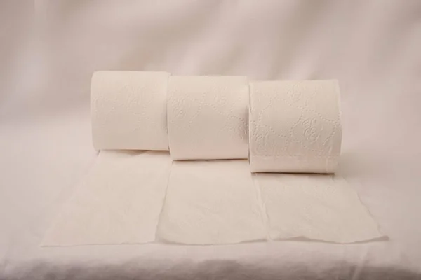 Tre Toalettpapper Rullar Vit Bakgrund Korona — Stockfoto