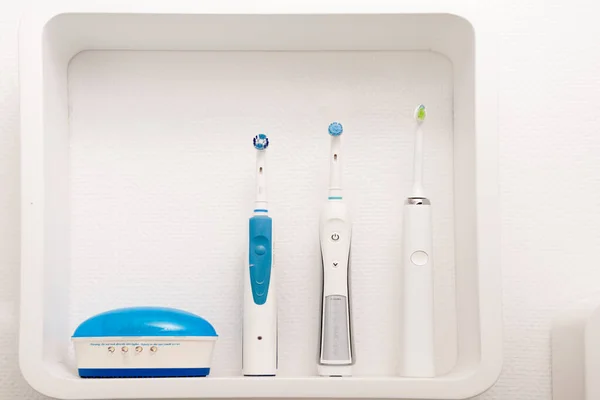 Farklı diş fırçaları beyaza yakın.