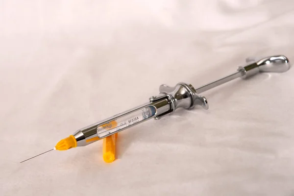 Diş şırıngası anestezisi. Kapatın.