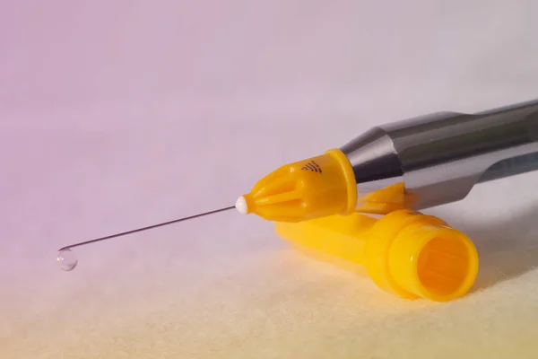 Bir damla sıvı ile şırınga dişçisi
