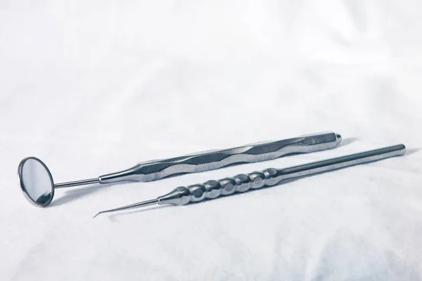 Dişçi aynası ve sonda yakın çekim 