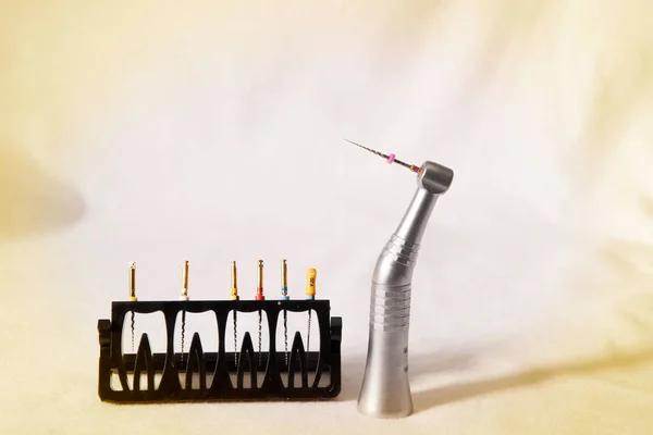 Kök kanal araçları dişçiliği