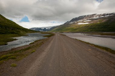 Su fiyortu İzlanda arasında bir sokak