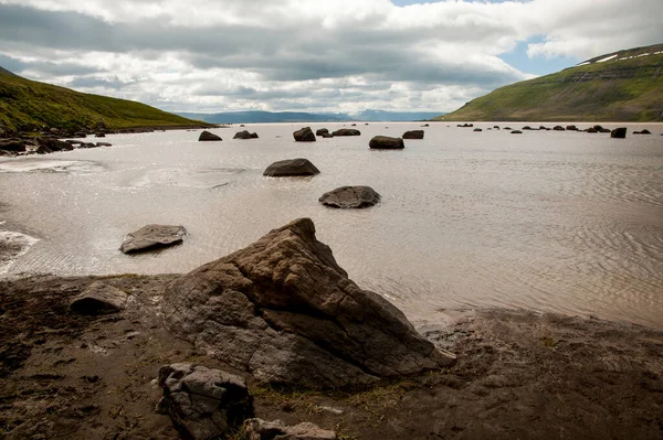 Vahşi nehir manzarası İzlanda