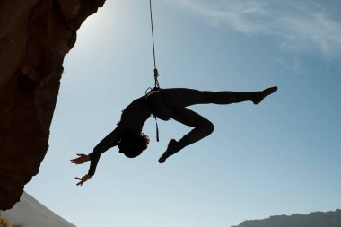 Gökyüzünde bir dansçının silueti
