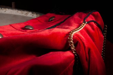 Eski bir davulda dekoratif kırmızı malzeme