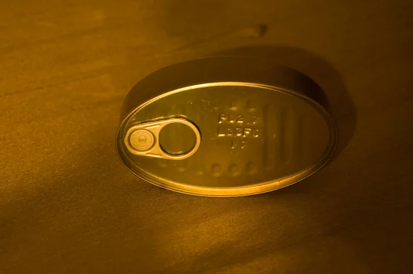 Altın balık konservesinin tepesine yakın.