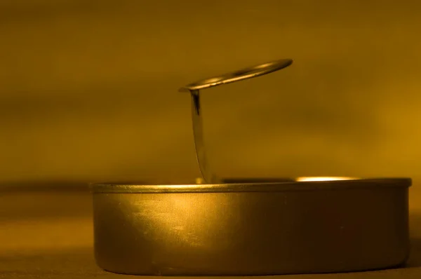 Altın balık konservesinin tepesine yakın.