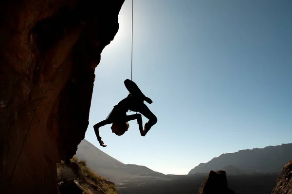 Gökyüzünde bir dansçının silueti