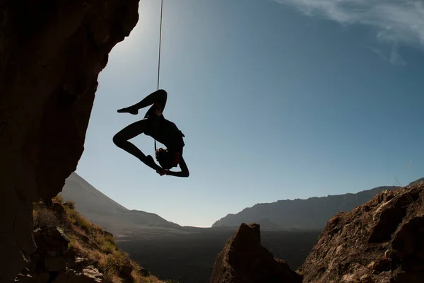 Gökyüzünde bir dansçının silueti