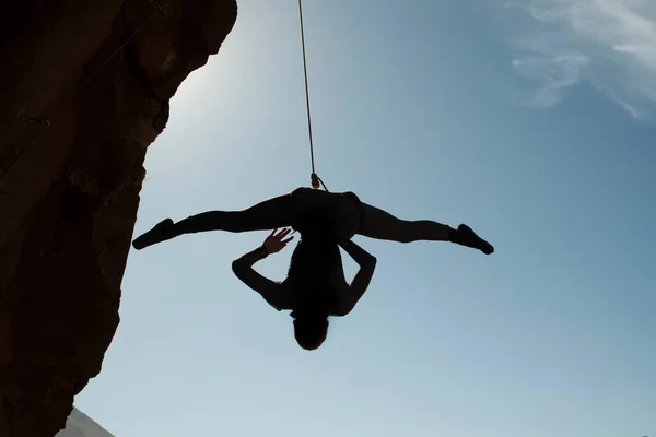 Gökyüzünde bir dansçının silueti