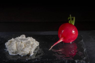 Bahar kırmızı turp ve terede taze yiyecek.