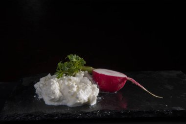 Bahar kırmızı turp ve terede taze yiyecek.