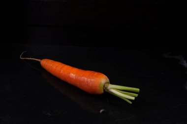 Siyah arka planda taze organik gıda