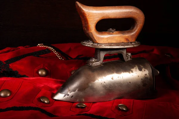 kırmızı madde ve eski demir.