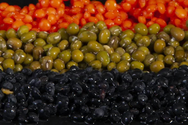 Siyah arkaplanda kuru mercimek