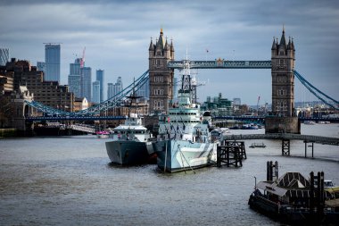 Londra Kule Köprüsü ve ön planda HMS Belfast