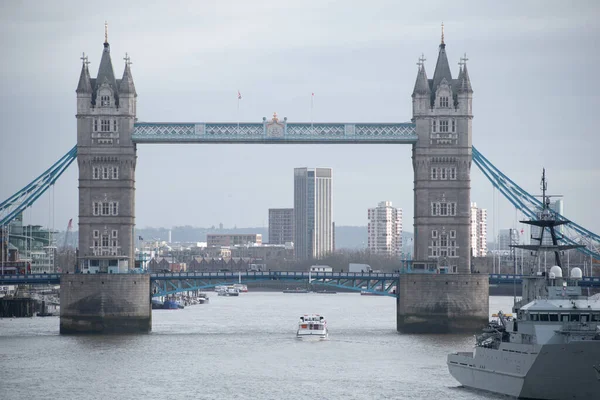 Londra Kule Köprüsü ve ön planda HMS Belfast