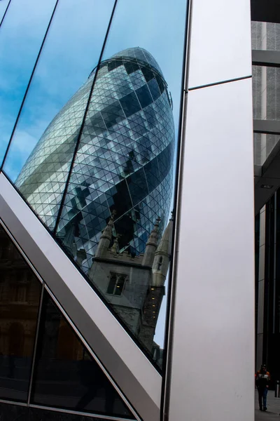 Londra Şehri - 6 Kasım 2019 - 30 St. Marys Axe 'in yansıması olarak da bilinir.