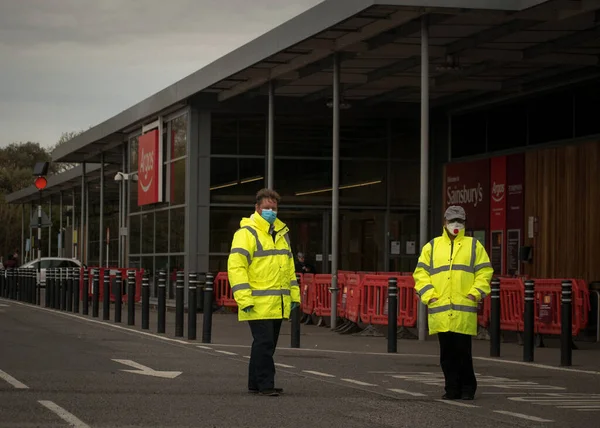 Gravesend, Kent, İngiltere - Mart 12019 Süpermarketin dışında güvenlik personelinin alışveriş engellerini hazırladığını gösteriyor