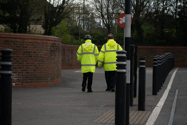 Gravesend, Kent, İngiltere - Mart 12019 Süpermarketin dışında güvenlik personelinin alışveriş engellerini hazırladığını gösteriyor