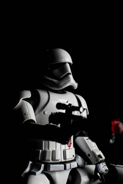 Londra İngiltere - 29 Nisan 2020 - Star Wars 'dan bir fırtına askerinin siyah beyaz fotoğrafı