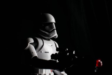 Londra İngiltere - 29 Nisan 2020 - Star Wars 'dan bir fırtına askerinin siyah beyaz fotoğrafı