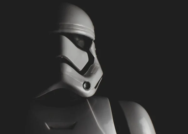 Londra İngiltere - 29 Nisan 2020 - Star Wars 'dan bir fırtına askerinin siyah beyaz fotoğrafı