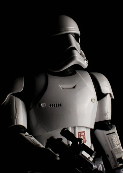 Londra İngiltere - 29 Nisan 2020 - Star Wars 'dan bir fırtına askerinin siyah beyaz fotoğrafı