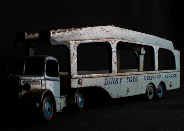 London Uk - 29 Nisan 2020 - Dinky 582 Pullmore Araç Taşıyıcısı siyah arka planda yanar