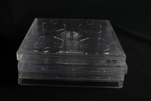 Siyah arkaplana karşı Compact Diskleri olmayan açık retro CD dosyaları yığını