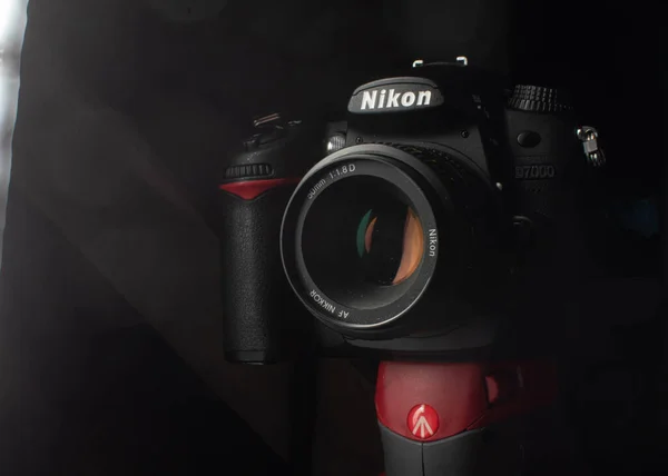 Londra, Regno Unito - 30 aprile 2020 - Profilo laterale di una Nikon D7000 con una scatola morbida verso destra . — Foto Stock