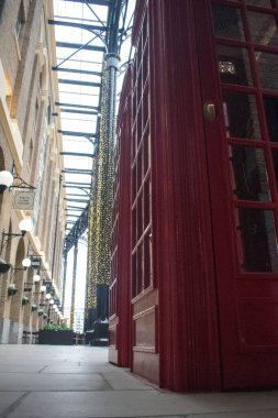 Galeri içinde kırmızı İngiliz posta kutuları