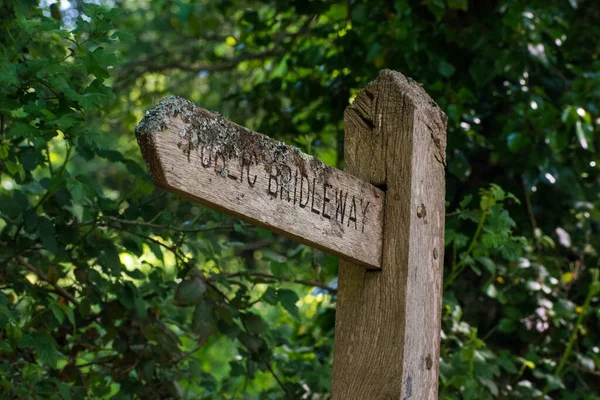 İngiltere 'nin her yerinde tipik halka açık bridleway tabelası görülüyor.