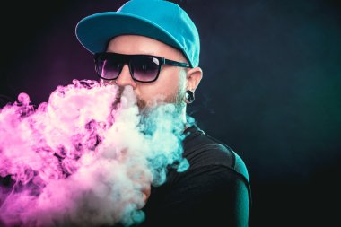 Güneş gözlüğü vaping sakallı adam