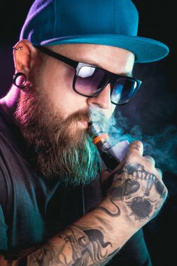Güneş gözlüğü vaping sakallı adam