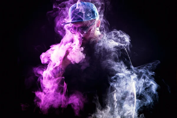 Güneş gözlüğü vaping sakallı adam
