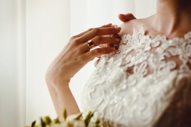 güzel beyaz gelinlik içinde gelin kocası tarafından standları