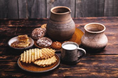 süt ve petek ile seramik sürahi