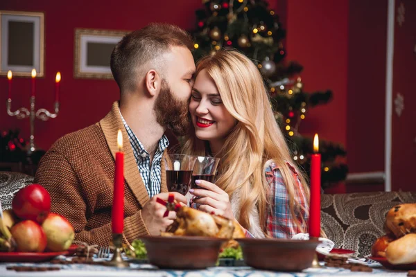 Beautiful couple in a decorated festive interio — Stock fotografie