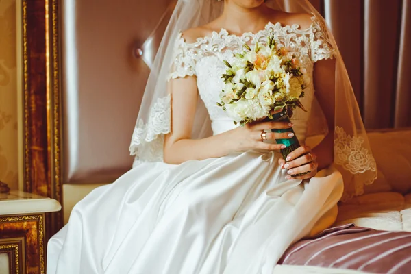 Bouquet of flowers in the hands of bride — Stock Photo, Image