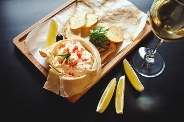 Mousse de salmão e caviar vermelho em uma mesa — Fotografia de Stock